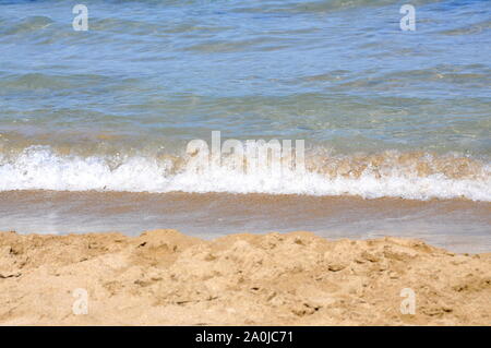 Les vagues de l'eau claire et de sable sur une plage tropicale Banque D'Images