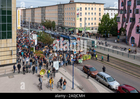 Magdeburg, Allemagne - 20 septembre 2019 : : Participants de la 'future' rallyes vendredi pour passer par le Hundertwasserhaus à Magdeburg. L'demonstrat Banque D'Images