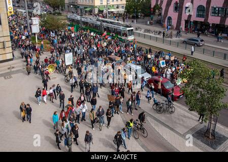 Magdeburg, Allemagne - 20 septembre 2019 : : Participants de la 'future' rallyes vendredi pour passer par le Hundertwasserhaus à Magdeburg. L'demonstrat Banque D'Images