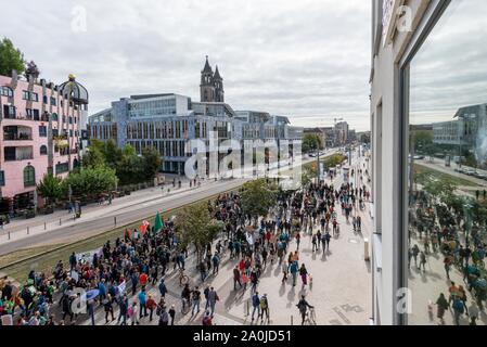 Magdeburg, Allemagne - 20 septembre 2019 : : Participants de la 'future' rallyes vendredi pour passer par le Hundertwasserhaus à Magdeburg. L'demonstrat Banque D'Images