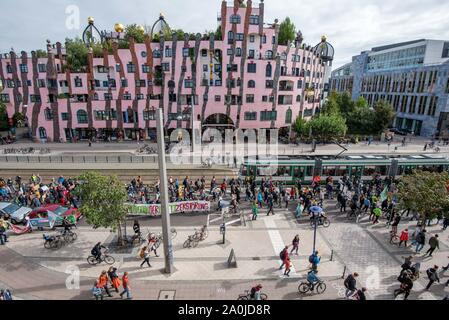 Magdeburg, Allemagne - 20 septembre 2019 : : Participants de la 'future' rallyes vendredi pour passer par le Hundertwasserhaus à Magdeburg. L'demonstrat Banque D'Images