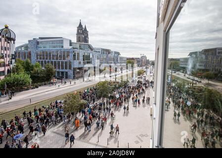 Magdeburg, Allemagne - 20 septembre 2019 : : Participants de la 'future' rallyes vendredi pour passer par le Hundertwasserhaus à Magdeburg. L'demonstrat Banque D'Images