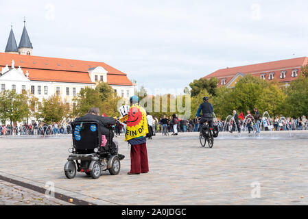 Magdeburg, Allemagne - 20 septembre 2019 : une affiche avec l'inscription de la protection du climat est la protection des espèces. Banque D'Images