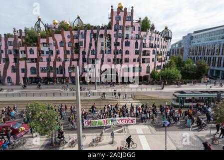 Magdeburg, Allemagne - 20 septembre 2019 : : Participants de la 'future' rallyes vendredi pour passer par le Hundertwasserhaus à Magdeburg. L'demonstrat Banque D'Images