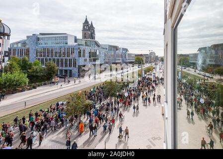 Magdeburg, Allemagne - 20 septembre 2019 : : Participants de la 'future' rallyes vendredi pour passer par le Hundertwasserhaus à Magdeburg. L'demonstrat Banque D'Images