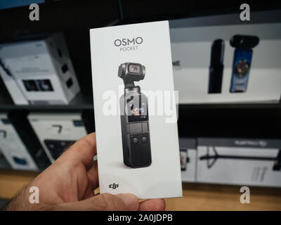 Paris, France - Sep 20, 2019 : Man hand holding nouveau Pocket camera action OSmo DJI avec affichage Banque D'Images