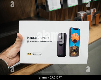 Paris, France - Sep 20, 2019 : Man hand holding nouvelle Insta 360 x un appareil photo d'action Banque D'Images