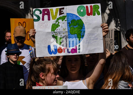 Hereford, Royaume-Uni. Sep 20, 2019. Les manifestants dans la rue dans le cadre des changements climatiques mondiaux en grève, Hereford Herefordshire, Royaume-Uni le 20 septembre 2019. La journée mondiale d'action a vu des milliers de personnes à travers le monde dans la rue pour appel à l'action contre le changement climatique par le gouvernement et l'industrie. Crédit : Jim Wood/Alamy Live News Banque D'Images