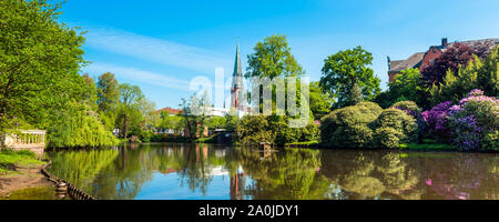 Vue sur l'étang et l'église Saint Lamberti d'Oldenburg, Allemagne Banque D'Images