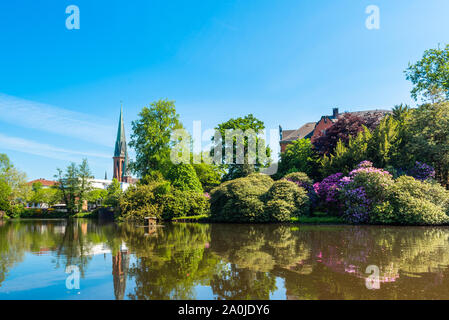 Vue sur l'étang et l'église Saint Lamberti d'Oldenburg, Allemagne Banque D'Images