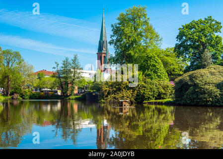 Vue sur l'étang et l'église Saint Lamberti d'Oldenburg, Allemagne Banque D'Images