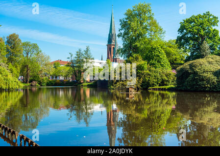 Vue sur l'étang et l'église Saint Lamberti d'Oldenburg, Allemagne Banque D'Images