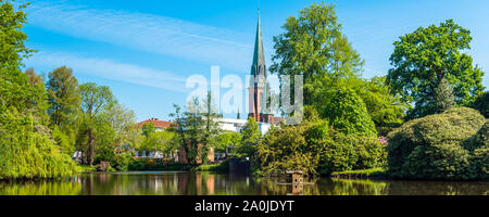 Vue sur l'étang et l'église Saint Lamberti d'Oldenburg, Allemagne Banque D'Images