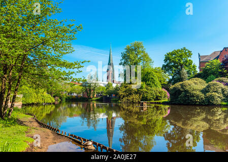 Vue sur l'étang et l'église Saint Lamberti d'Oldenburg, Allemagne Banque D'Images