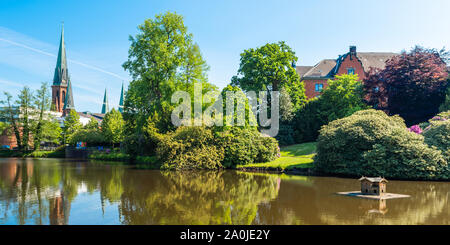 Vue sur l'étang et l'église Saint Lamberti d'Oldenburg, Allemagne Banque D'Images