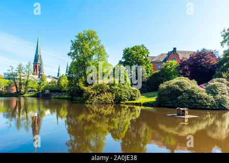 Vue sur l'étang et l'église Saint Lamberti d'Oldenburg, Allemagne Banque D'Images