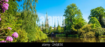 Vue sur l'étang et l'église Saint Lamberti d'Oldenburg, Allemagne Banque D'Images