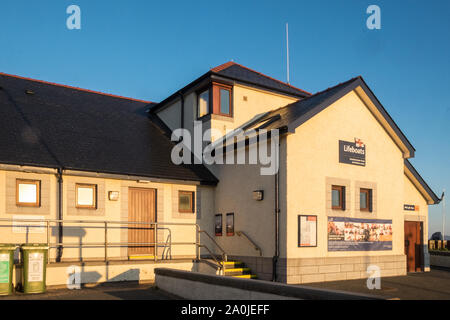 Station de sauvetage de la RNLI, Station de Sauvetage,,ensoleillé,matin,,en,mer,côte,côtières,resort,de,Borth,de,Aberystwyth, Ceredigion, pays de Galles, comté,Welsh,UK,GB,Bretagne,British, Banque D'Images