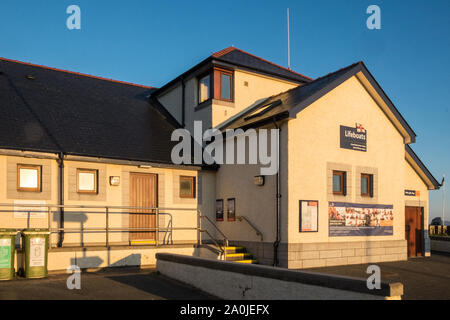 Station de sauvetage de la RNLI, Station de Sauvetage,,ensoleillé,matin,,en,mer,côte,côtières,resort,de,Borth,de,Aberystwyth, Ceredigion, pays de Galles, comté,Welsh,UK,GB,Bretagne,British, Banque D'Images