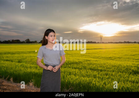 Les femmes asiatiques sur un champ du rural pittoresque. Banque D'Images