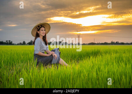 Les femmes asiatiques sur un champ du rural pittoresque. Banque D'Images