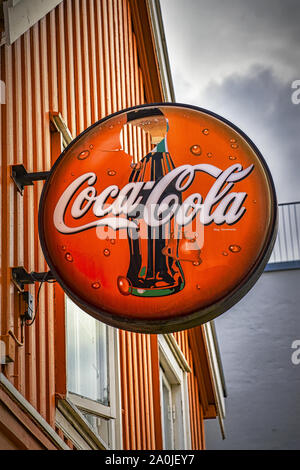 TRONDHEIM, NORVÈGE - 07 septembre, 2019 : un coca cola signer attaché à une vitrine dans la vieille ville. Banque D'Images