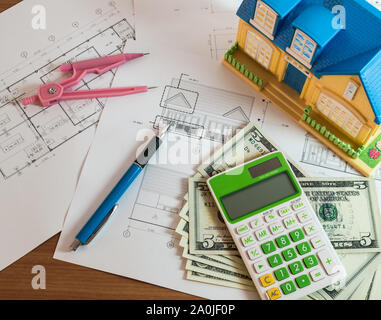 Modelhouse, calculatrice et Dollars US sur la planification de la construction de matériel de dessin Banque D'Images