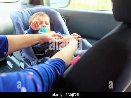 Les Enfants Location De Chaise Siege De Voiture De Bebe Pour La Securite La Protection Dans La Voiture Mignon Bebe Garcon Dans Le Siege Pour Enfant Photo Stock Alamy