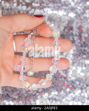 Crystal bracelet brillant tenue en main close up Banque D'Images
