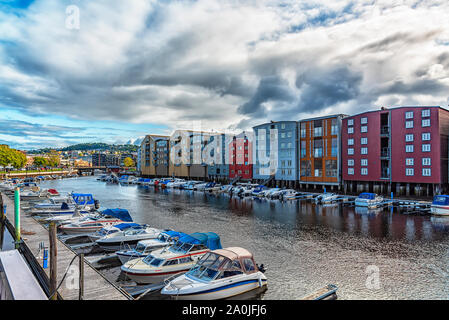 TRONDHEIM, NORVÈGE - 17 juillet 2019 : le long de la rivière Nidelva vous pouvez trouver un certain nombre d'entrepôts historiques, datant du 18e et 19e siècle. Banque D'Images