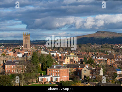 St Laurence's Church et Titterstone Clee, vu du commun Whitcliffe, Ludlow, Shropshire. Banque D'Images