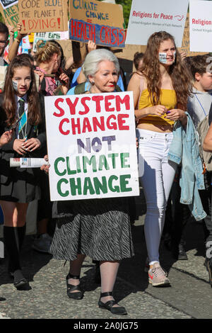 Glasgow, Royaume-Uni. 20 septembre 2019. Plusieurs milliers se sont rendus à prendre part à la "Scottish des jeunes pour le climat de mars des grévistes du parc Kelvingrove, à travers la ville pour une assemblée à George Square à attirer l'attention sur la nécessité d'agir contre le changement climatique. Cette parade était qu'un des nombreux qui ont eu lieu dans tout le Royaume-Uni dans le cadre d'une journée d'action coordonnée. Credit : Findlay / Alamy News. Banque D'Images