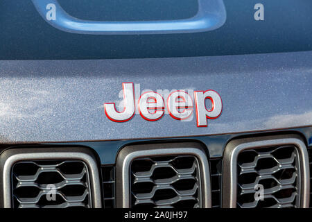 Moscou, Russie - septembre 9, 2019 : Jeep logo sur la voiture. Constructeur automobile américain Banque D'Images