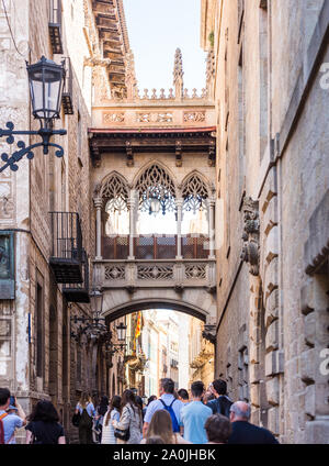 BARСELONA, ESPAGNE - 31 MAI 2019 : pont gothique sur la rue Carrer del Bisbe. La verticale Banque D'Images