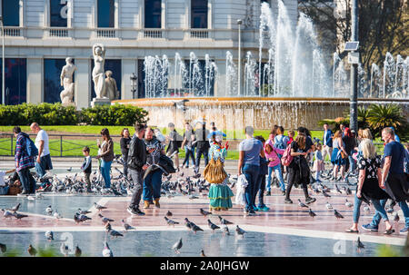 BARСELONA, ESPAGNE - 31 MAI 2019 : les gens sur la place de la fontaine Banque D'Images