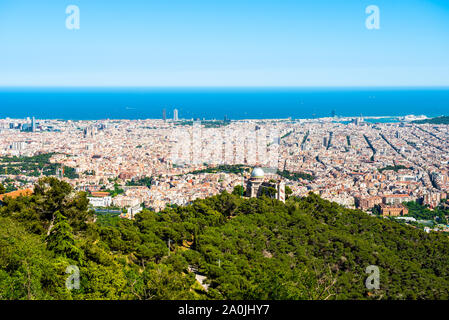 Vue panoramique à partir de parc d'attractions du Tibidabo, Barcelone, Catalogne, Espagne. L'espace de copie pour le texte. Banque D'Images