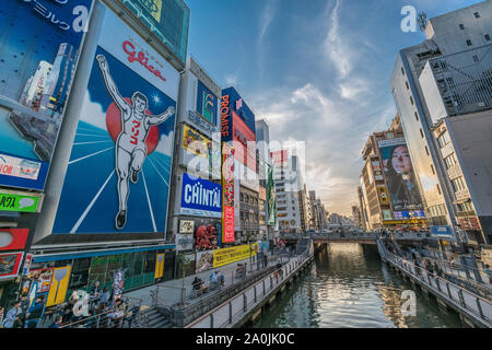 Glico Man et d'autres panneaux d'affichage lumineux à Dontonbori, pont Ebisubashi. Osaka Namba. Namba est bien connu comme un divertissement et touristique Banque D'Images