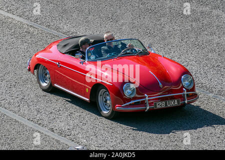 Années 1958 50 cinquante rouge Porsche 356a ; UK trafic automobile, transport routier, véhicules vétérans, voitures cabriolet, conduite de véhicules, routes et moteurs, motorisation en direction du sud sur l'autoroute M6 Banque D'Images