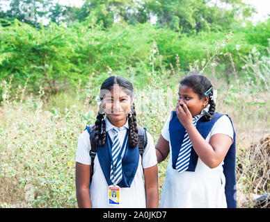 PUTTAPARTHI, INDE - Le 29 novembre 2018 : Deux filles indiennes dans l'uniforme scolaire. Avec selective focus Banque D'Images