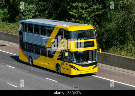 Bus à deux étages jaunes Scania CNG biogaz. Le véhicule est équipé d'un moteur à essence neuf litres, cinq cylindres, Euro 6 de Scania, fonctionnant grâce à une boîte de vitesses entièrement automatique à six rapports ZF 6AP 101 1202B EcoLife équipée du programme de sélection automatisée des vitesses Topodyn de ZF. Sur la M6 à Lancaster, Royaume-Uni, Banque D'Images