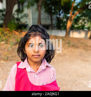 PUTTAPARTHI, INDE - Le 29 novembre 2018 : Portrait of Indian girl. Avec selective focus Banque D'Images