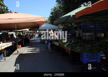 Vouliagmeni Athens Attica Grèce Personnes shopping at Market Banque D'Images