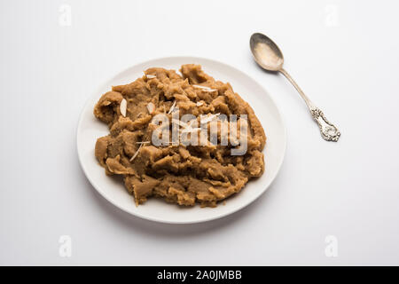 Farine de blé Halwa ou Shira / Atte ka halva, dessert sain populaire ou menu petit déjeuner de l'Inde. Servi dans un bol ou une assiette. Sélection Banque D'Images