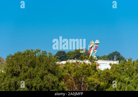 Vue sur la Colline - statue de Hanuman, Puttaparthi, Inde. L'espace de copie pour le texte Banque D'Images