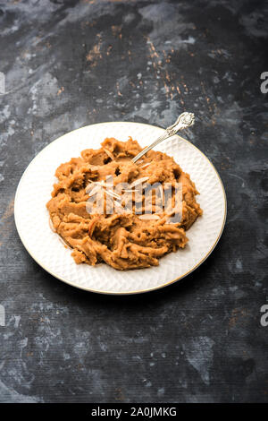 Farine de blé Halwa ou Shira / Atte ka halva, dessert sain populaire ou menu petit déjeuner de l'Inde. Servi dans un bol ou une assiette. Sélection Banque D'Images