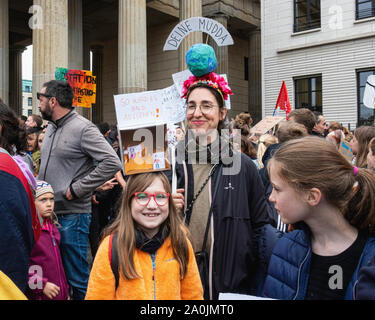 Berlin, Allemagne, la Porte de Brandebourg. 20 septembre 2019. Aujourd'hui, les gens participent à la grève du climat mondial dans plus de 150 pays et l'on pense que l'action sera la plus grande manifestation de l'environnement dans l'histoire. Les berlinois se sont réunies à la porte de Brandebourg à midi et la grande foule était composé de jeunes et moins jeunes, des gens de tous les milieux. La grève coïncide avec la réunion du Cabinet du Gouvernement allemand Banque D'Images