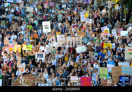 Londres, Royaume-Uni. 20 septembre 2019. La grève mondiale du climat à Londres part de Westminster, le long de la Tamise jusqu'à Trafalgar Square. Banque D'Images