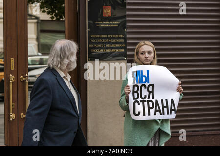 Moscou, Russie. Sep 20, 2019. Un homme regarde un manifestant tenant une bannière pour la libération des activistes arrêtés dans les manifestations de l'opposition pendant la campagne des élections locales à Moscou. Banner dit ''I, nous sommes le pays''. Stand des piquets à l'entrée du Président de l'Administration. Credit : Celestino Arce Lavin/ZUMA/Alamy Fil Live News Banque D'Images