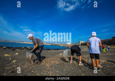 Naples, Italie. Sep 20, 2019. Les étudiants de l'école de Scialoja - Cortese Naples participer à l'Organisation mondiale de la journée de nettoyage de plage de San Giovanni a Teduccio. L'action fait partie du projet promu par le ministère de l'environnement et la protection du territoire et de la mer (Photo de Antonio Balasco/Pacific Press) Credit : Pacific Press Agency/Alamy Live News Banque D'Images