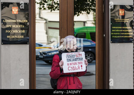Moscou, Russie. Sep 20, 2019. Un manifestant tient une bannière pour la libération des activistes arrêtés dans les manifestations de l'opposition pendant la campagne des élections locales à Moscou. Piquets de protestation à l'entrée du Président de l'Administration. Credit : Celestino Arce Lavin/ZUMA/Alamy Fil Live News Banque D'Images